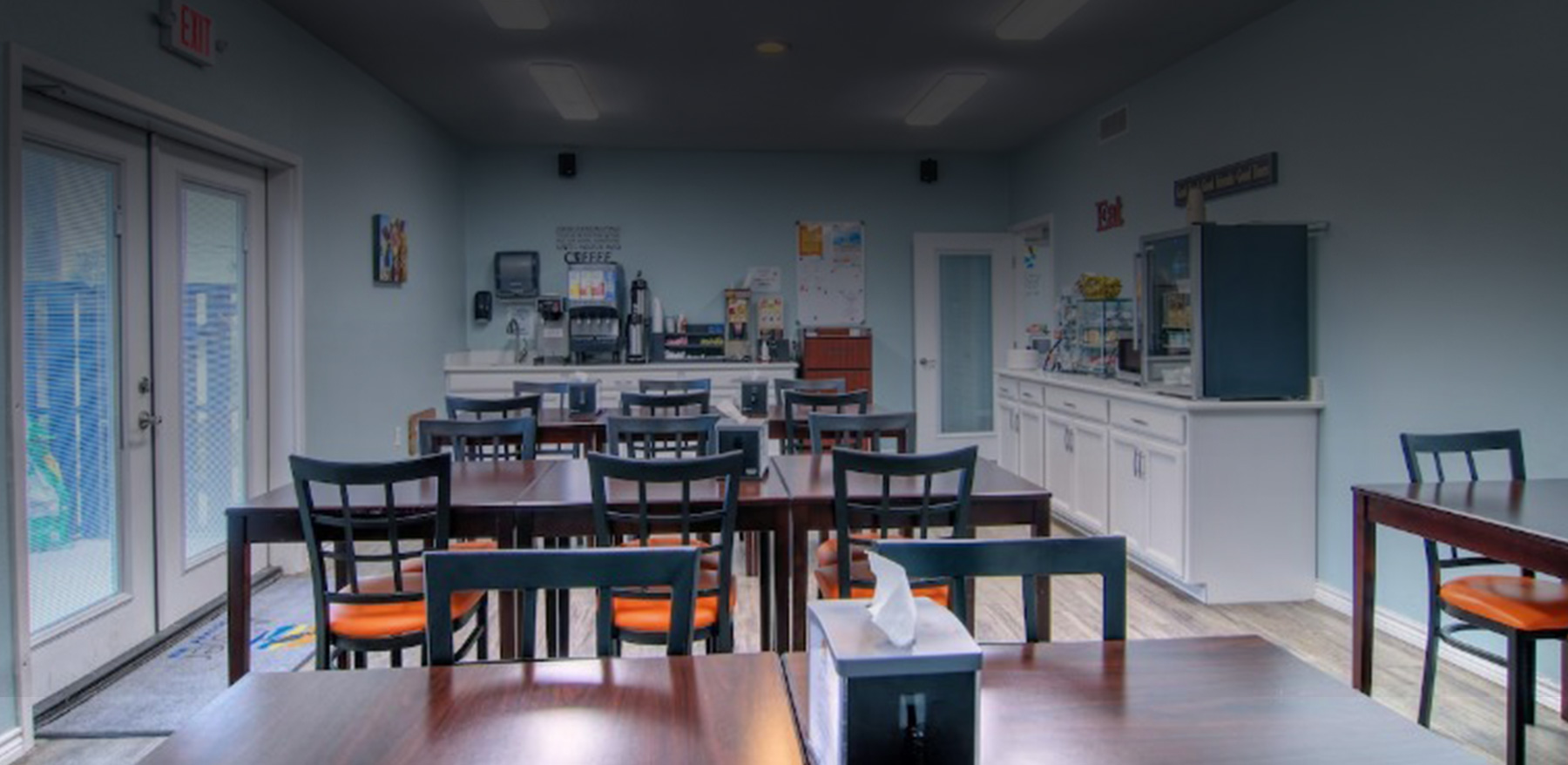 Breakfast area at Alister Square Inn with a variety of seating options and bright lighting