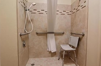 Bathroom with accessible features for handicapped guests at Alister Square Inn